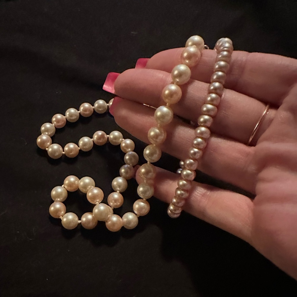 Gorgeous pearl necklace and bracelet
